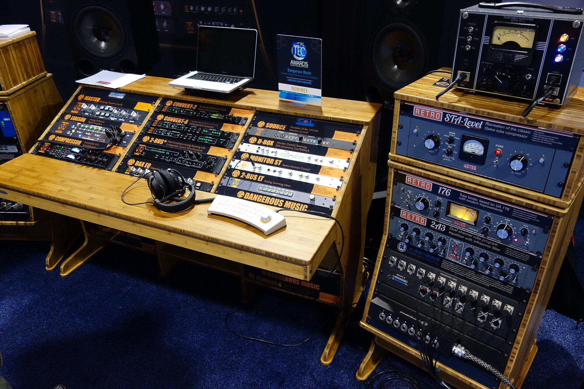2016 NAMM Show - DSC01342 (23966132713) (by Pete Brown)